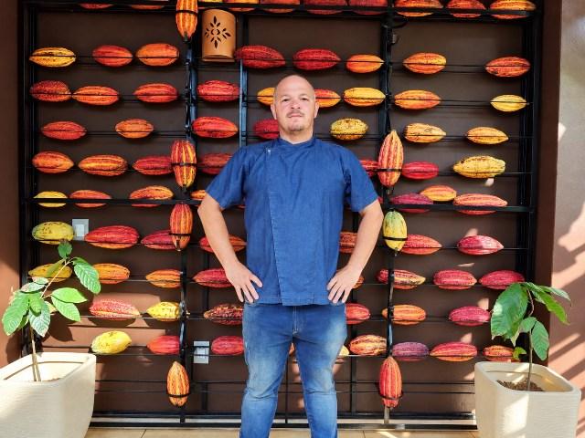 Em Itacaré, restaurante aposta no chocolate em pratos salgados e anuncia chegada de novo chef