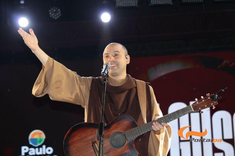 Frei Gilson reúne multidão em noite de fé às margens do São Francisco